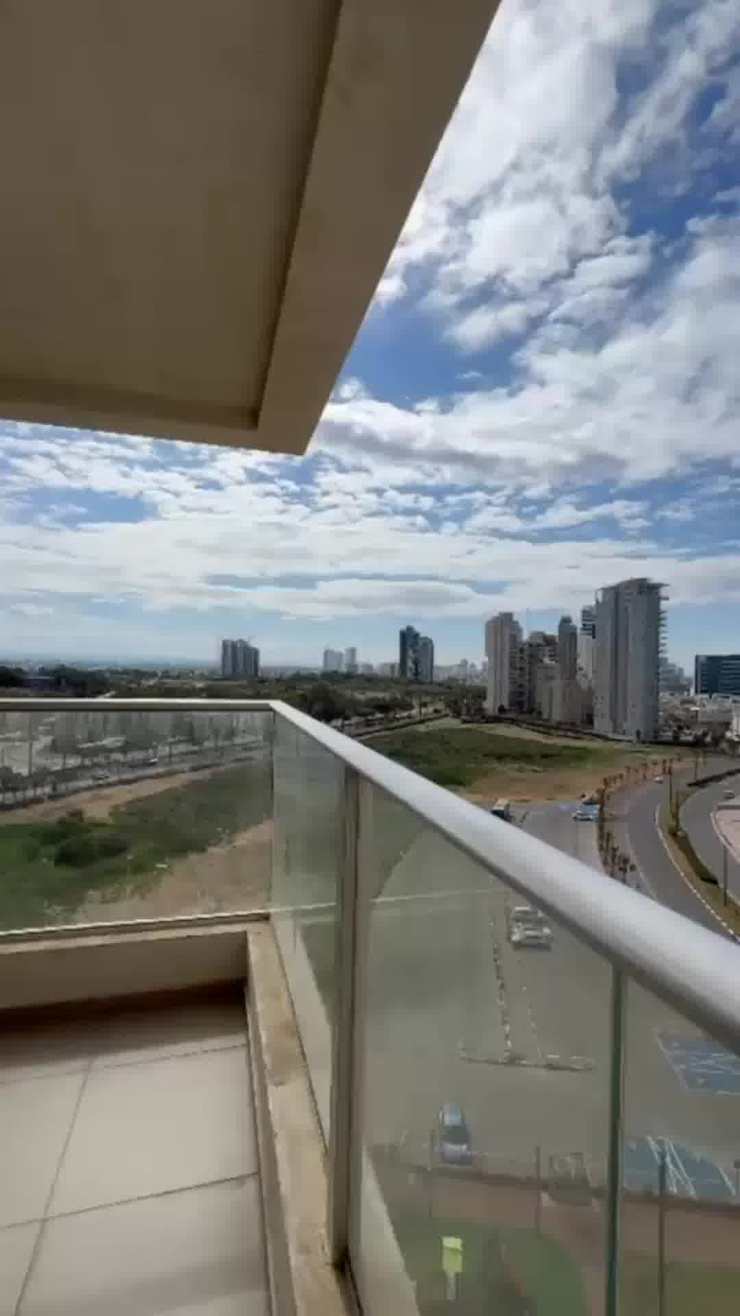 נפילה בים מול מלון נבל דוד בנתניה