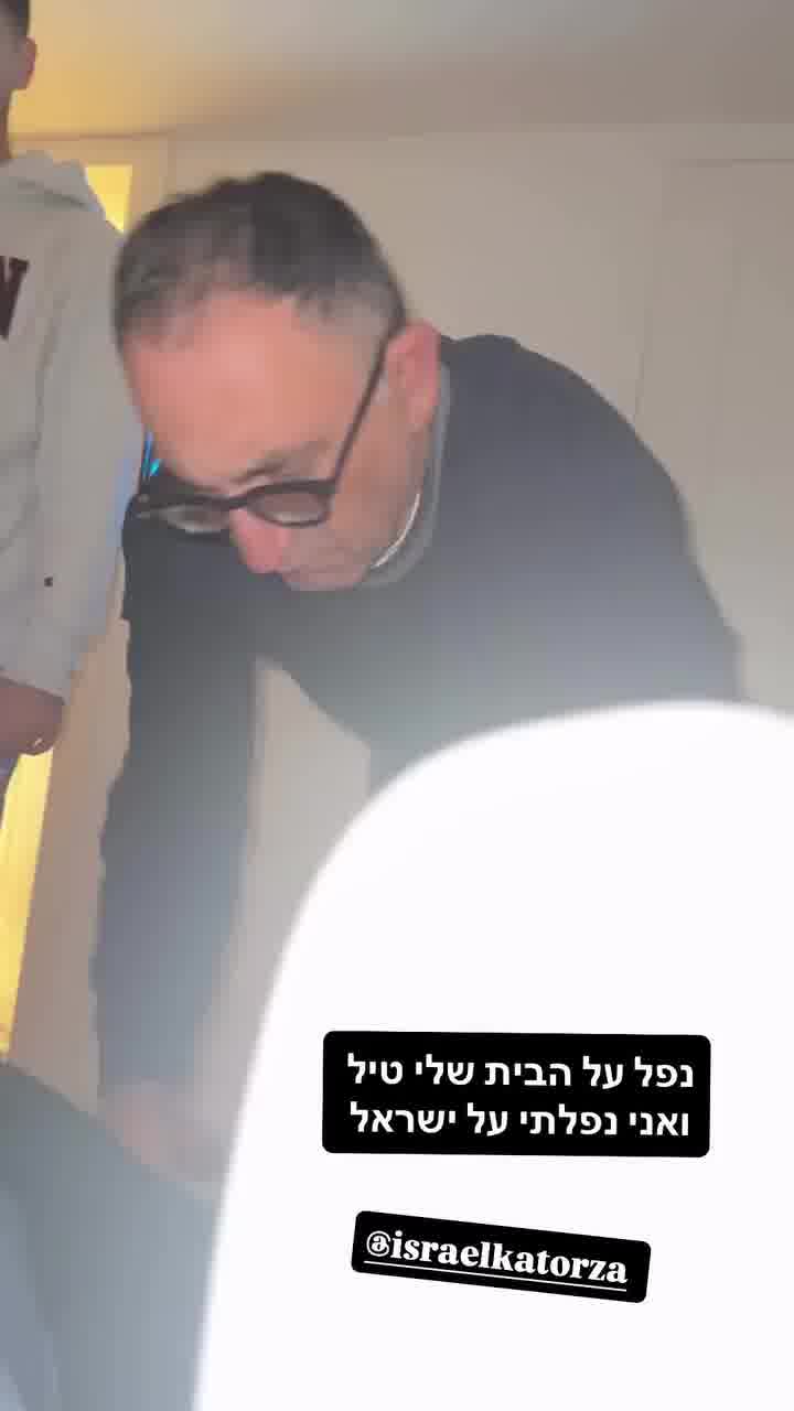 אז את הלילה העביר דניאל אצל החבר מ"מועדון לילה" - ישראל קטורזה. נראה נחמד בסך הכל