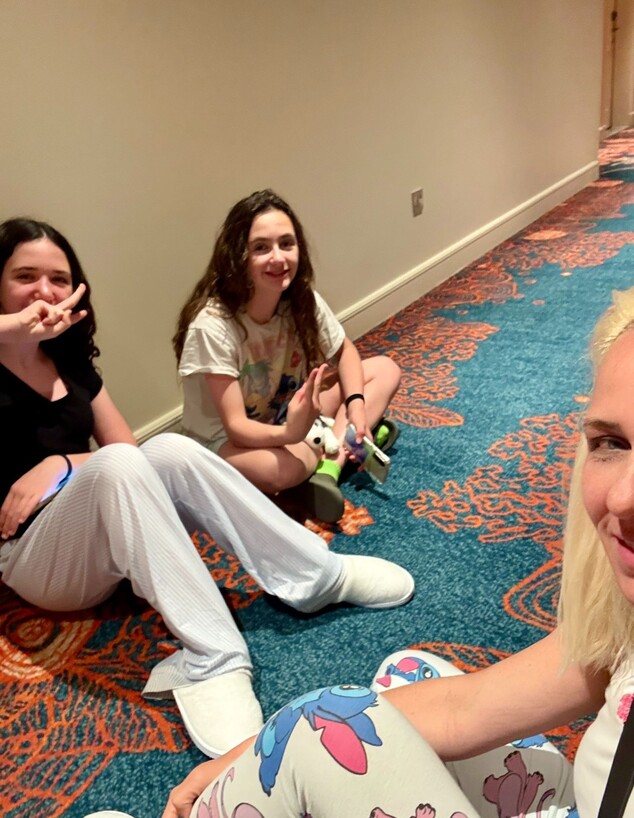 שירן ובנותיה במסדרון בזמן ההתרעה בדובאי