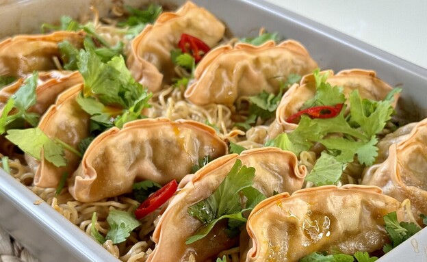 גיוזה ואטריות ברוטב חמאת בוטנים וחלב קוקוס