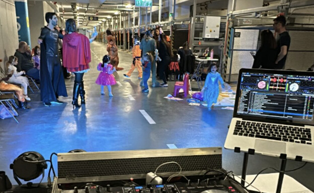 מסיבת פורים במקלט (צילום: עמוד האינסטגרם beatman10) מסיבת פורים במקלט (צילום: עמוד האינסטגרם beatman10)