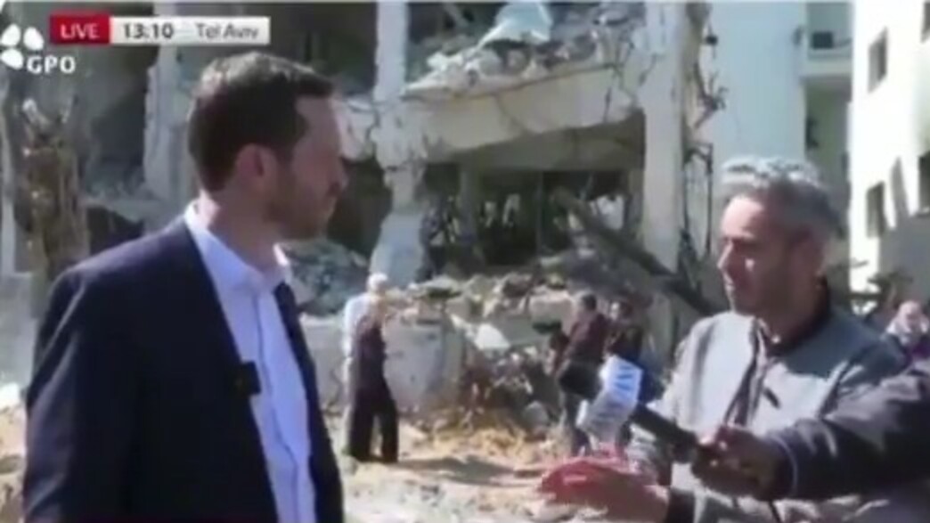 הכתב הבריטי סקנדר קרמני ודובר במשרד החוץ הישראלי הכתב הבריטי סקנדר קרמני ודובר במשרד החוץ הישראלי