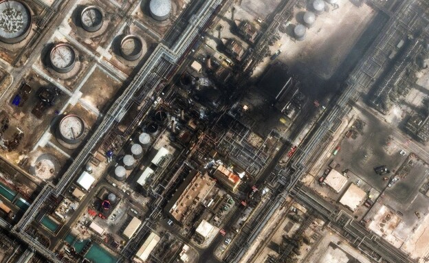 תמונת לוויין של הנזק לבית הזיקוק הסעודי שנפגע תמונת לוויין של הנזק לבית הזיקוק הסעודי שנפגע