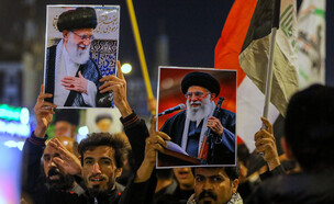 אירנים מציגים תמונות של חמינאי בעיר נג'ף (צילום: ap)