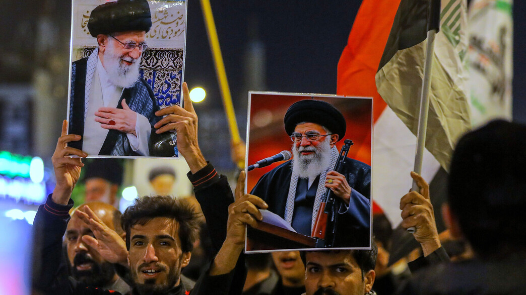 אירנים מציגים תמונות של חמינאי בעיר נג'ף אירנים מציגים תמונות של חמינאי בעיר נג'ף