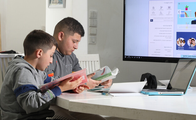 ילדים לומדים מהבית במהלך סגר הקורונה