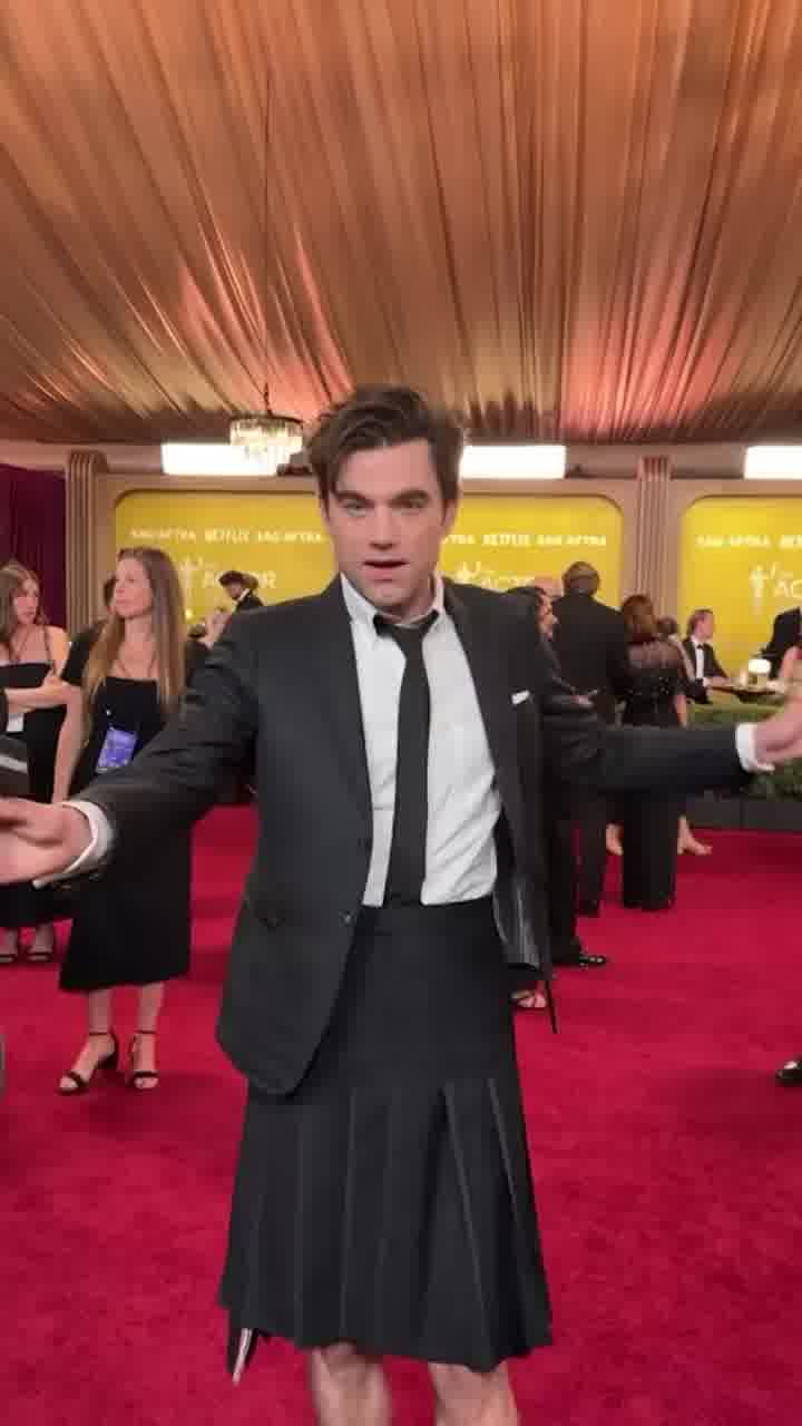 למרות שגם פטריק בול מ״הפיט״ הפתיע עם חצאית 