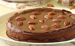 עוגת שוקולד, קרמל ופקאן - רוחב (צילום: חן שוקרון, mako אוכל)