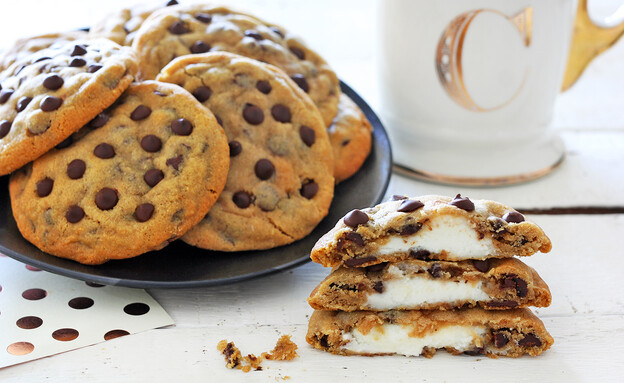 עוגיות שוקולד צ'יפס במילוי עוגת גבינה עוגיות שוקולד צ'יפס במילוי עוגת גבינה