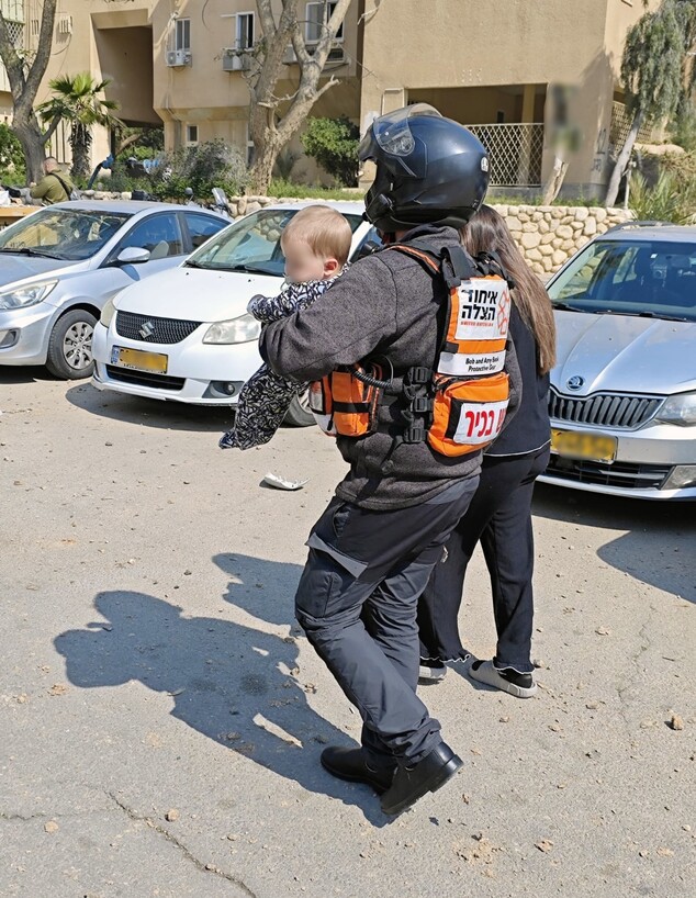 חילוץ תינוק מהזירה בבאר שבע