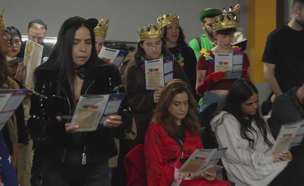 ישראלים חוגגים את חג הפורים - במקלט