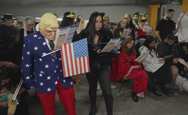 ישראלים חוגגים את חג הפורים - במקלט