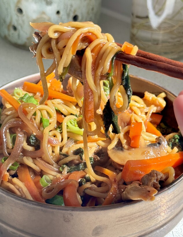 מוקפץ של עוף וירקות. פתאום יש אוכל מוקפץ של עוף וירקות. פתאום יש אוכל