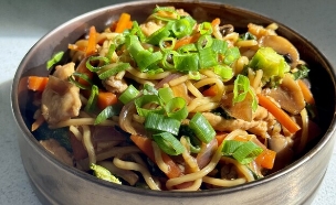 מוקפץ של עוף וירקות  (צילום: יעל קצב, mako אוכל)