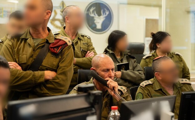 מפקד פיקוד הצפון, האלוף רפי מילוא, בדיון לאחר הירי של חיזבאללה מפקד פיקוד הצפון, האלוף רפי מילוא, בדיון לאחר הירי של חיזבאללה