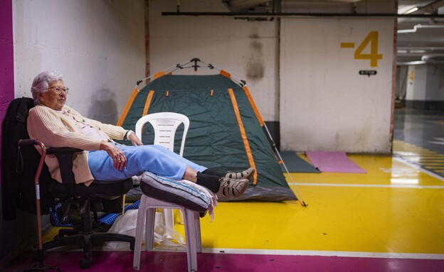 אזרחים תופסים מחסה בחניונים 