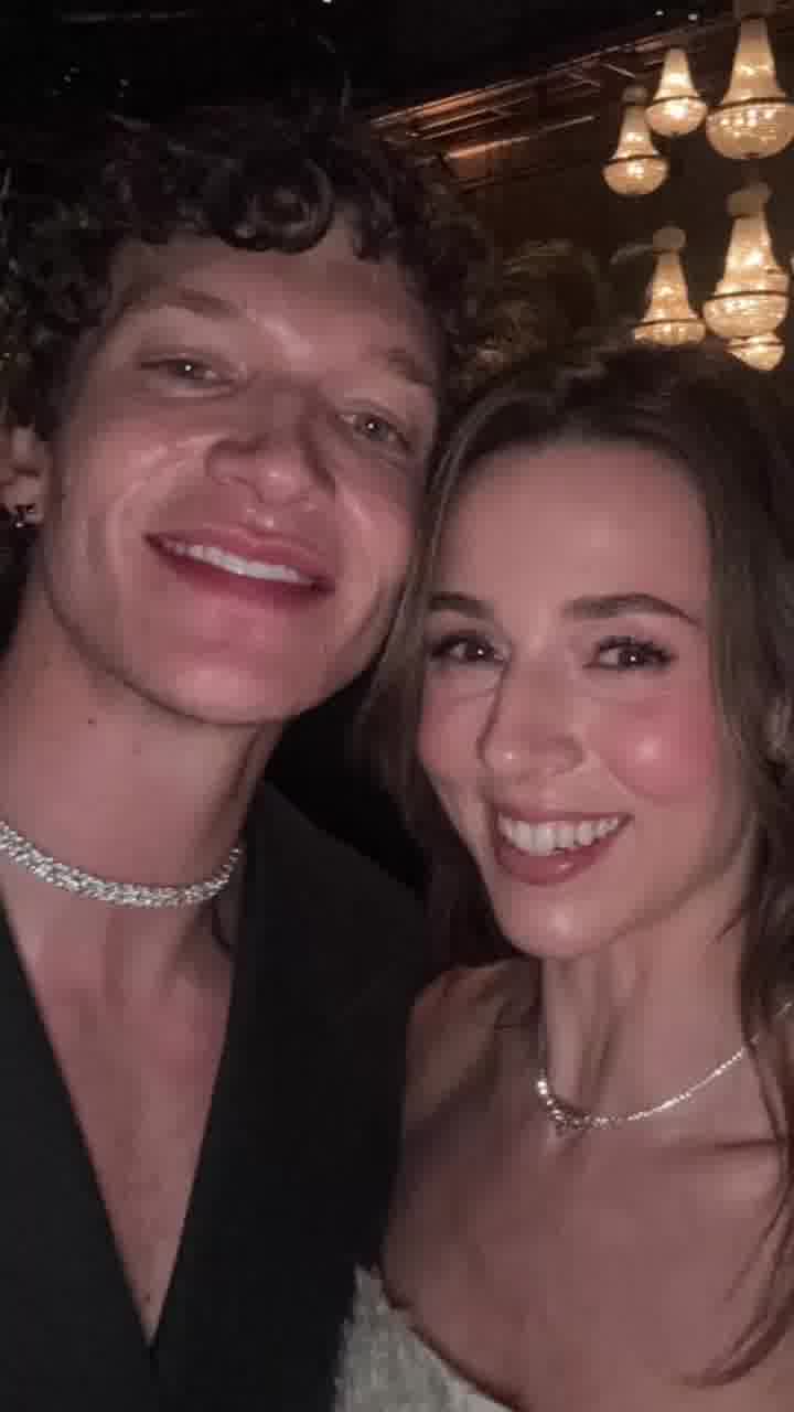 הקנאה: אלונה טל פגשה 
בטקס פרסי השחקנים את 
קונור סטורי ("יריבות לוהטת")