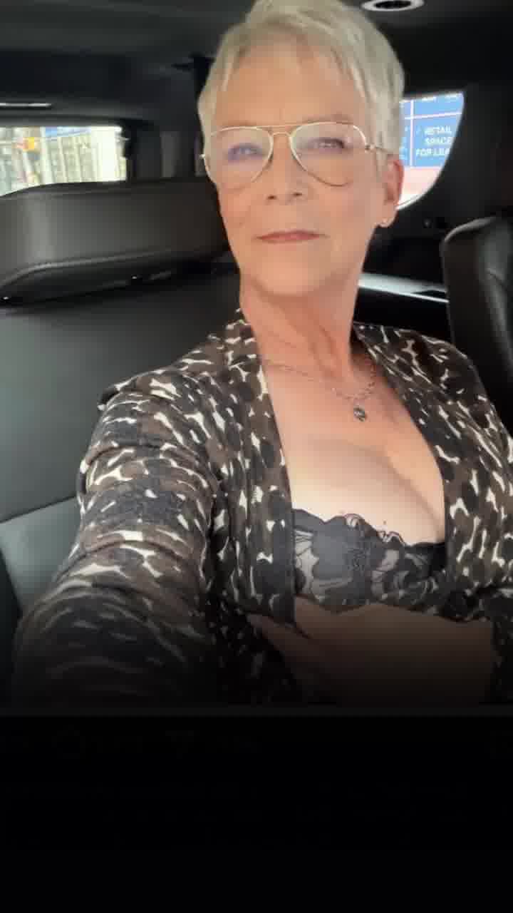 ג'יימי לי קרטיס (67) 
חושפת חזייה בתמונה חדשה