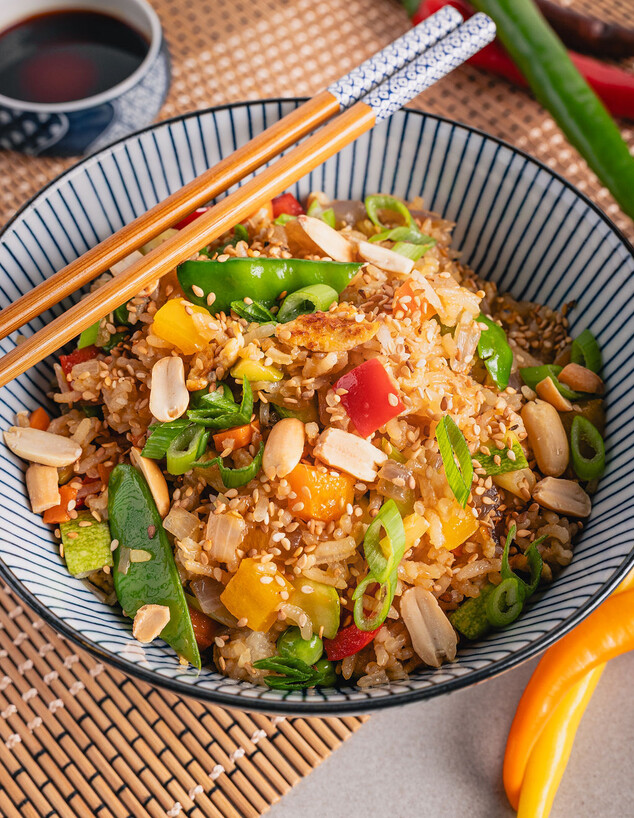 אורז מטוגן. עוף, טופו - הכל הולך אורז מטוגן. עוף, טופו - הכל הולך