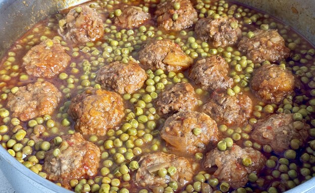 סיר של בית: קציצות ואפונה ברוטב אדום סיר של בית: קציצות ואפונה ברוטב אדום