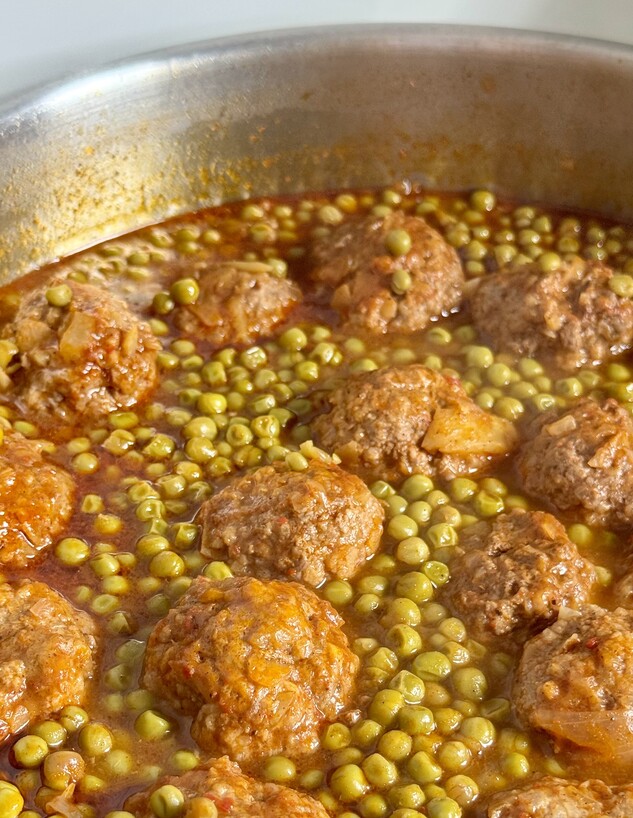 סיר של קציצות ואפונה ברוטב אדום. יעל קצב סיר של קציצות ואפונה ברוטב אדום. יעל קצב