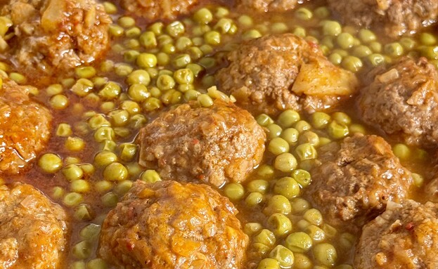 סיר של קציצות ואפונה ברוטב אדום. יעל קצב