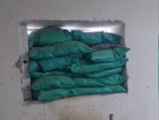 נכנס למקלט והופתע: צואה על הרצפה, שקי חול במקום חלונות