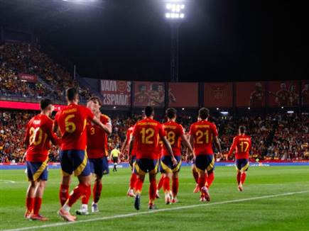 הפייבוריטים הברורים. שחקני נבחרת ספרד חוגגים (GETTY) (צילום: ספורט 5)