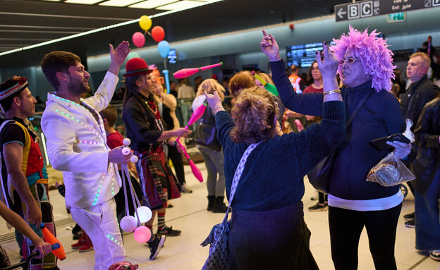 חגיגת פורים בתחנת הרכבת הקלה במהלך המלחמה עם איראן (צילום: ap)