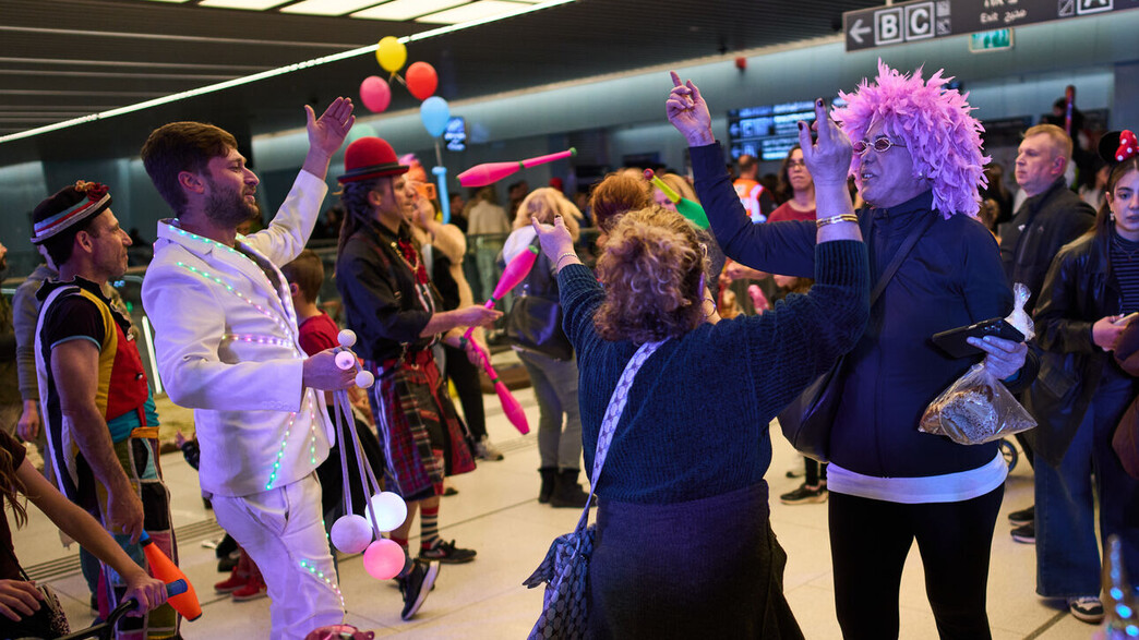 חגיגת פורים בתחנת הרכבת הקלה במהלך המלחמה עם איראן חגיגת פורים בתחנת הרכבת הקלה במהלך המלחמה עם איראן