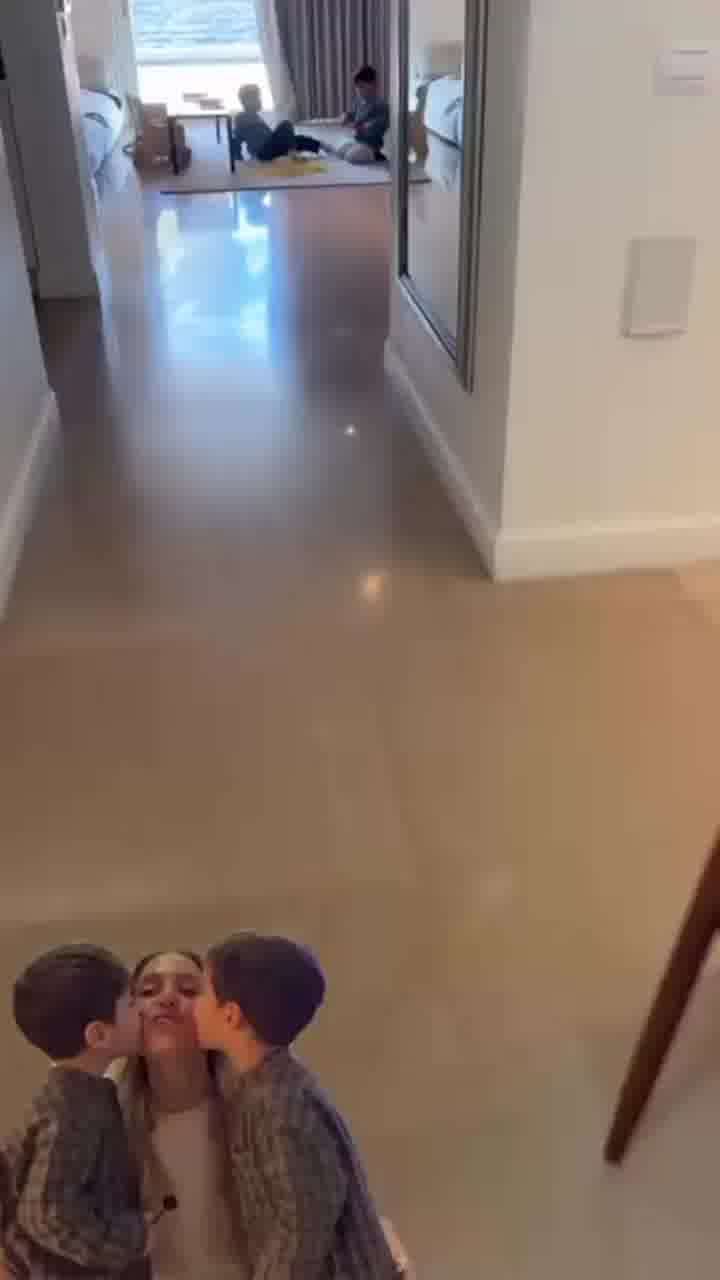 זה מה שקורה כשיוכי אפוליאון משאירה לבד הבנים שלה