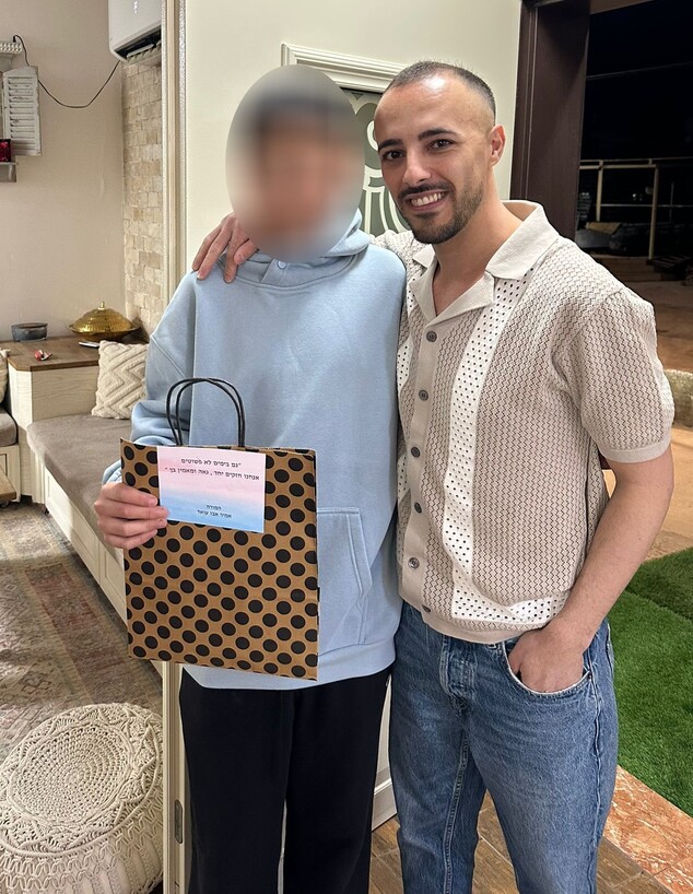 אמיר אבו עואד עם אחת מתלמידיו אמיר אבו עואד עם אחת מתלמידיו