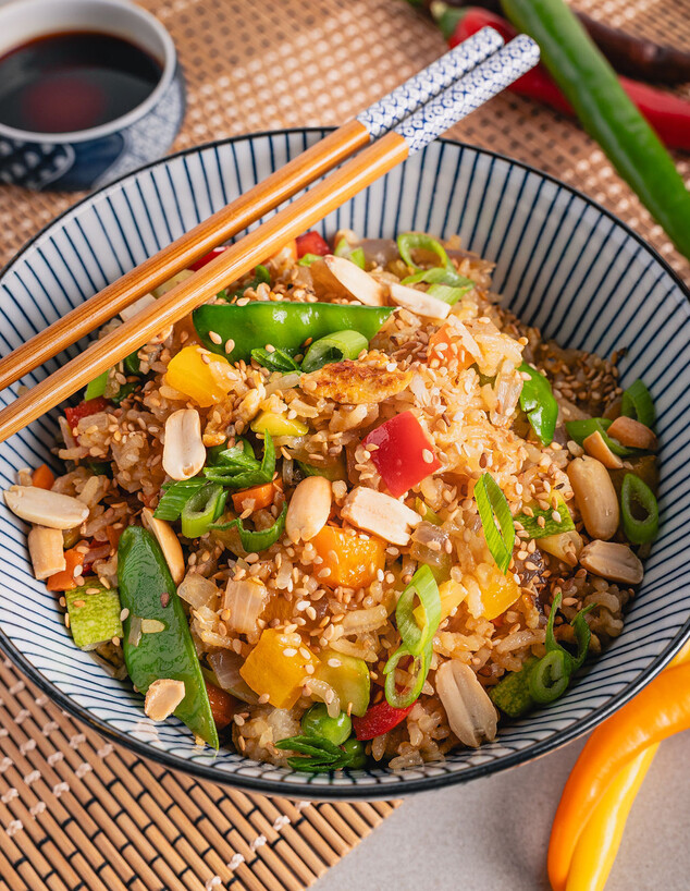 אורז מטוגן. עוף, טופו - הכל הולך