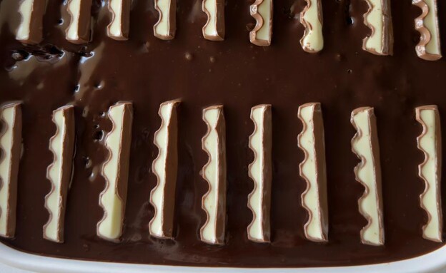 עוגת שוקולד קינדר חמה. יש קינדר גם בפנים