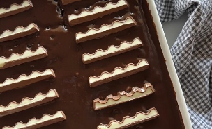 עוגת שוקולד קינדר חמה (צילום: חנושה (בת חן שמעיה), mako אוכל)