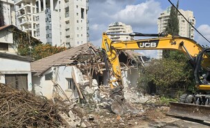 הריסה בשיכון המועצה ברמת השרון (צילום: באדיבות חברת רוטשטיין )