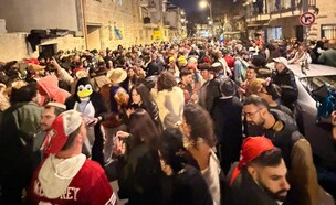 המונים במסיבת פורים בירושלים