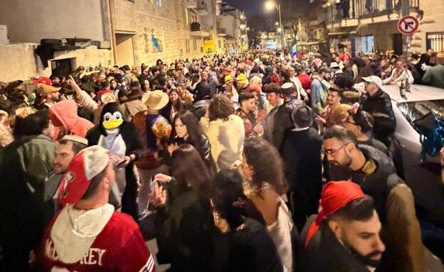 המונים במסיבת פורים בירושלים