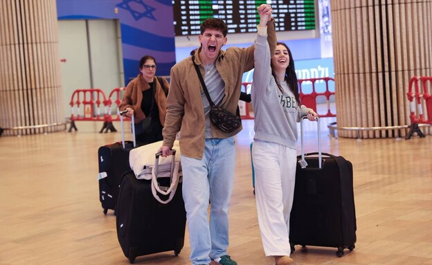 ישראלים שנתקעו בחו"ל נוחתים בנתב"ג (צילום: לפי סעיף 27 א')