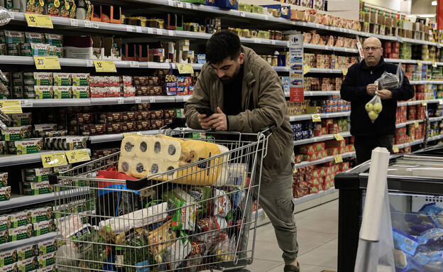 קונים בסניף קרפור באשקלון בזמן מבצע שאגת הארי (צילום: צפריר אביוב, פלאש 90)