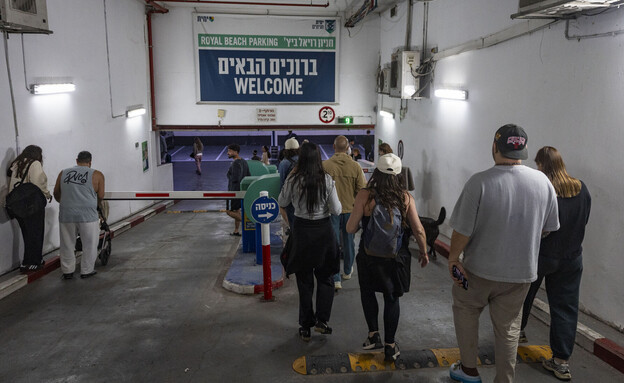 ישראלים תופסים מחסה מפני טילים איראניים בחניון (צילום: חיים גולדברג, פלאש 90)