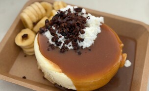 הפייבוריט שלנו מהחבורה: קרמל, בננות, קצפת ופקאן  (צילום: ניצן לנגר, mako אוכל)