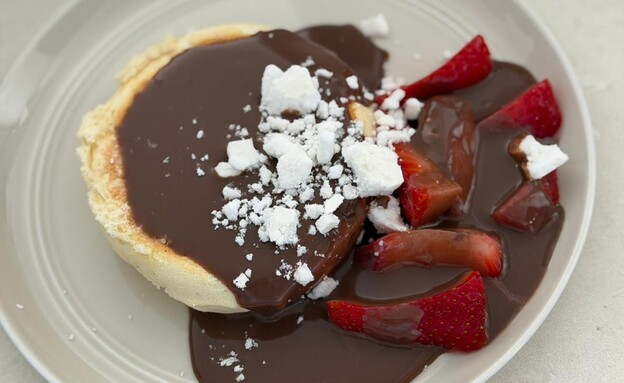 שוקולד חלב, תותים, קצפת ושברי מרנג