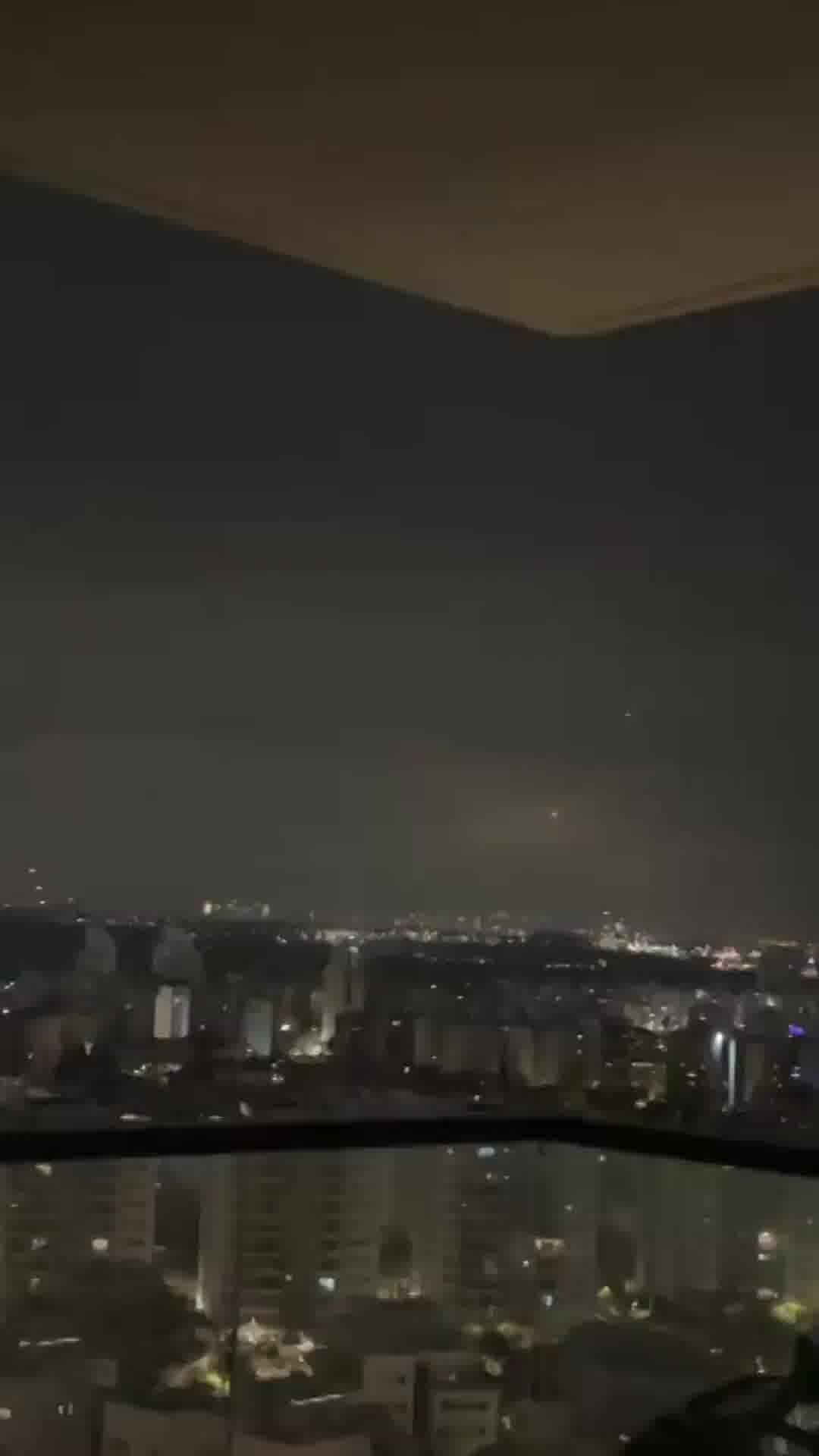 יירוטים ממלאים את שמי המרכז: תיעוד מהמרפסת