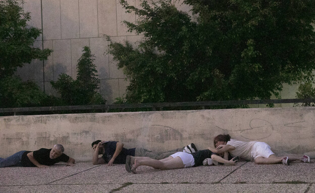 משתטחים על הרצפה בזמן אזעקה