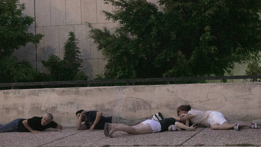 משתטחים על הרצפה בזמן אזעקה