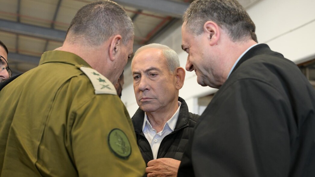 רה"מ בנימין נתניהו בביקור בסיס פלמחים עם שר הביטחון והרמטכ"ל רה"מ בנימין נתניהו בביקור בסיס פלמחים עם שר הביטחון והרמטכ"ל