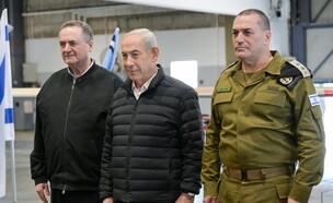 רה"מ בנימין נתניהו בביקור בסיס פלמחים עם שר הביטחון והרמטכ"ל  (צילום: מעיין טואף, לע"מ)