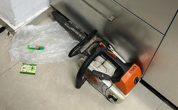 המסור החשמלי עמו איים החשוד על השוטרים