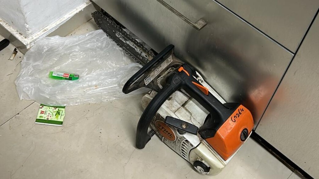 המסור החשמלי עמו איים החשוד על השוטרים